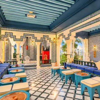 Café maure traditionnel de l'hôtel Helios Beach à Djerba avec décoration typique et mosaïques artisanales tunisiennes.