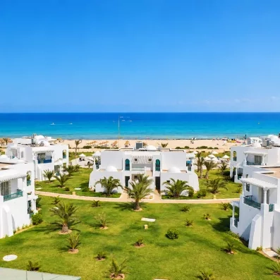 vue aérienne des jardins, de la mer et des façades du helios beach à djerba en tunisie