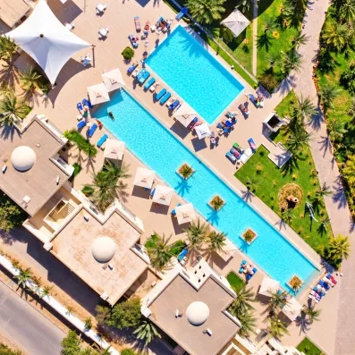 Vue aérienne des piscines lagon et des jardins du César Thalasso à Djerba en Tunisie.