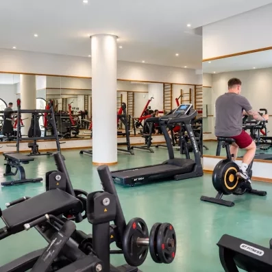 Une salle de fitness bien équipée, avec appareils de musculation et cardio-training, pour continuer sa routine sportive en vacances.