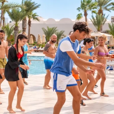 Une ambiance festive et conviviale avec les animateurs, pour des moments de partage et de bonne humeur au bord de la piscine.