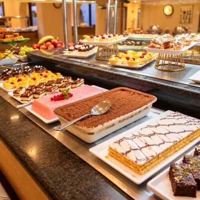Une sélection gourmande de pâtisseries et desserts variés, pour terminer le repas sur une note sucrée.