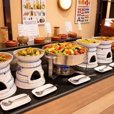 Un buffet de spécialités traditionnelles mijotées, servies dans des tians en terre cuite pour une touche authentique.