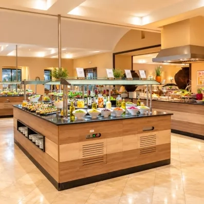 Un îlot de buffet dédié aux salades et entrées fraîches, coloré et généreusement garni.