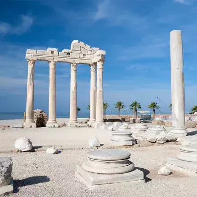 Ruines antiques de Side en bord de mer, colonnes et temples face à la Méditerranée sur la côte turque.