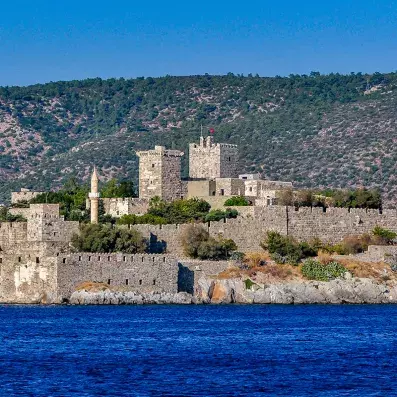 Château Saint‑Pierre de Bodrum sur la côte égéenne, forteresse médiévale surplombant le port en Turquie.