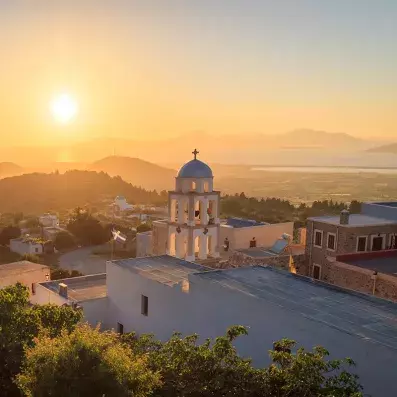 Vue sur l’île grecque de Kos au coucher du soleil, traversée maritime et horizons égéens au départ de la Turquie.