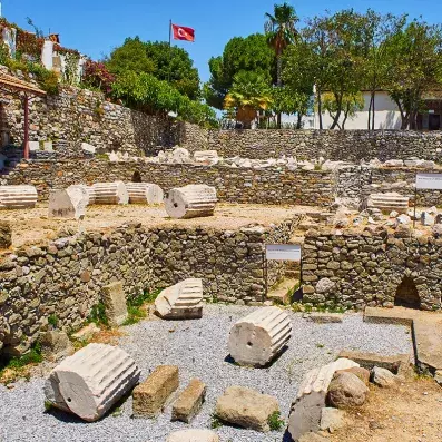 Vestiges du mausolée d’Halicarnasse à Bodrum, l’une des Sept Merveilles du monde antique en Turquie.