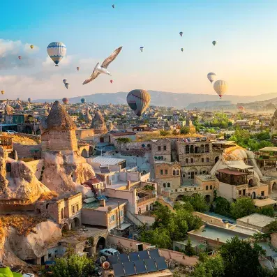 Vallée de Göreme en Cappadoce avec formations rocheuses et églises troglodytes, site classé UNESCO.