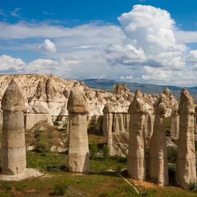 Vallée de l’Amour en Cappadoce, formations rocheuses spectaculaires et sentiers de randonnée au cœur de la Turquie.