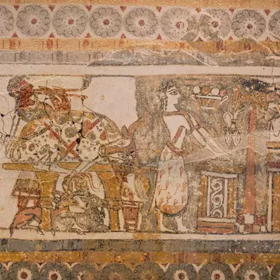 Fresque minoenne au musée archéologique d’Héraklion en Crète, scène antique peinte et motifs décoratifs historiques.