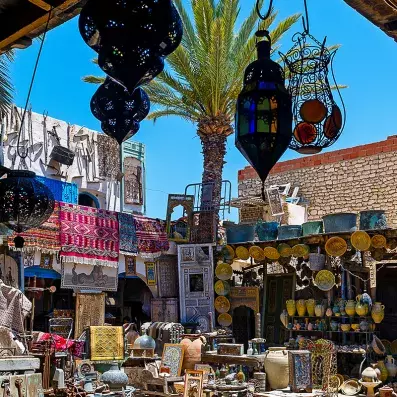 Houmt Souk à Djerba, ruelles animées, souks traditionnels et maisons blanches au bord de la mer Méditerranée