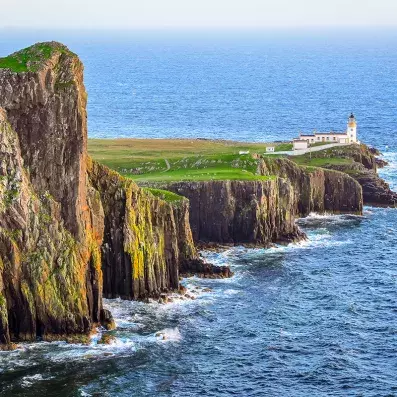 falaises avec un phare au bout