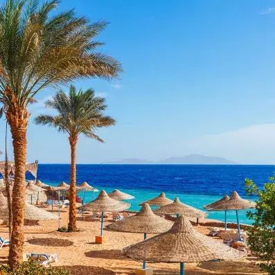 Vue aérienne d’Hurghada sur la mer Rouge, plages de sable, parasols en paille et mer turquoise