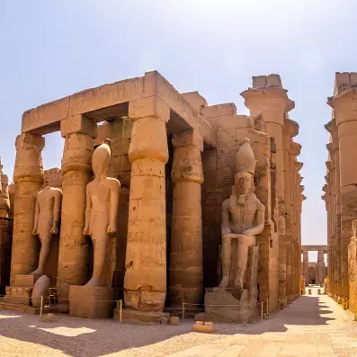 Temple de Louxor en Égypte, statues colossales et colonnes sculptées, site archéologique au cœur de la vallée du Nil.