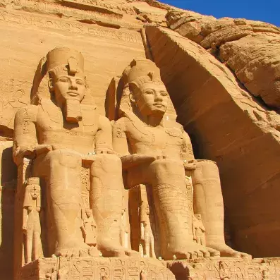 Temples d’Abou Simbel en Égypte, statues monumentales de Ramsès II taillées dans la roche du désert nubien.