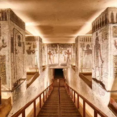 Intérieur d’un tombeau de la Vallée des Rois, fresques colorées et hiéroglyphes ornant les couloirs funéraires en Égypte.