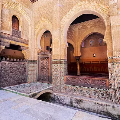 Médersa Bou Inania à Fès, cour ornée de zelliges et bois sculpté, joyau de l’architecture marocaine