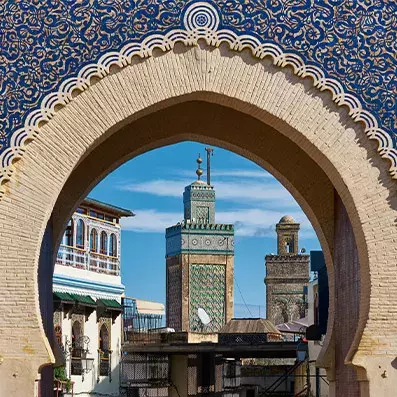 Bab Boujloud à Fès, porte monumentale bleue et verte ouvrant sur la médina, symbole incontournable du Maroc
