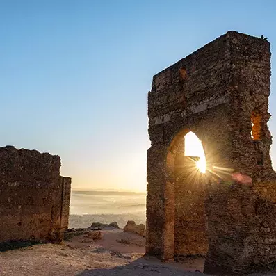 Tombeaux mérinides à Fès, ruines sur les hauteurs offrant une vue panoramique sur la médina et le Maroc ancien
