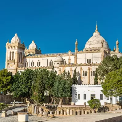 Grand edifice religieux blanc dans la ville de Carthage, ciel bleu
