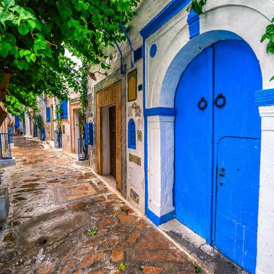 maisons blanches portes bleues