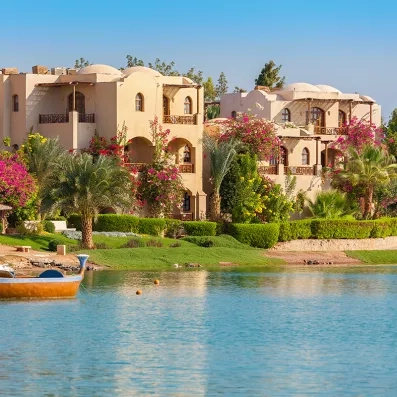 Vue sur El Gouna en Égypte, hôtels et villas au bord des lagunes, destination balnéaire chic sur la mer Rouge