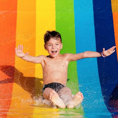 enfant glissant sur un toboggan aquatique