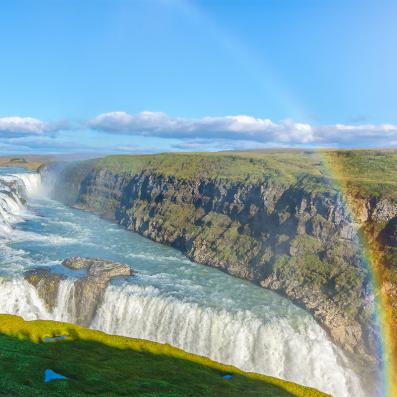 cascade sous arc en ciel