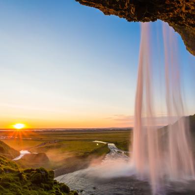 cascade derrière soleil couchant