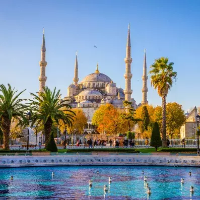 Mosquée Bleue d’Istanbul entourée de jardins, monument ottoman emblématique à visiter en Turquie.
