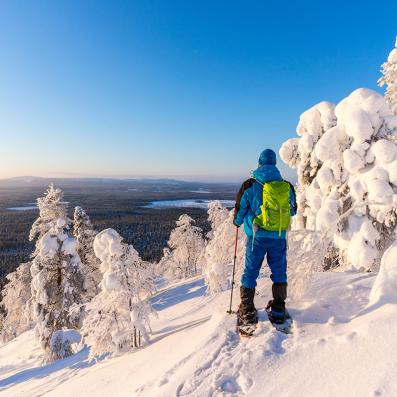 homme en raquettes dans la neige