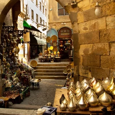 Souks de Khan el-Khalili au Caire, marché traditionnel animé avec lanternes et artisanat égyptien