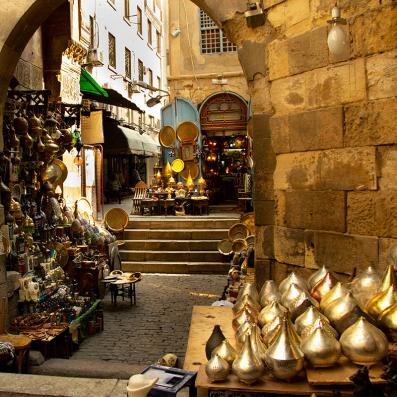 objets en cuivre dans souk