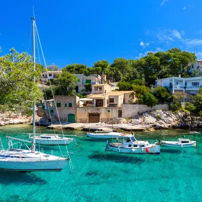 Port de pêche de Cala Figuera à Majorque, crique turquoise, barques et village typique des Baléares