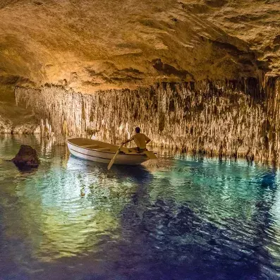 Grottes du Drach à Majorque, lac souterrain et stalactites, site naturel incontournable des Baléares
