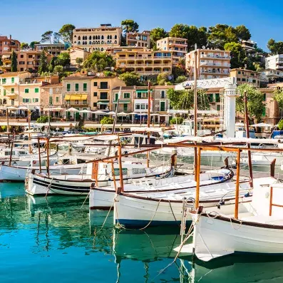 Port de Sóller à Majorque, marina, maisons colorées et crique turquoise des Baléares