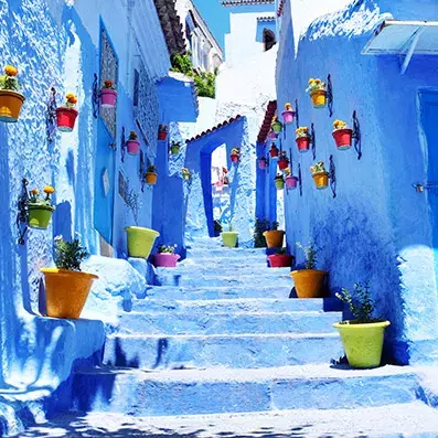 Ruelles bleues de Chefchaouen au Maroc, escaliers fleuris et médina pittoresque dans le Rif