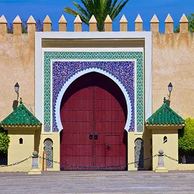 Porte monumentale de Fès au Maroc, mosaïques traditionnelles et architecture arabo-andalouse