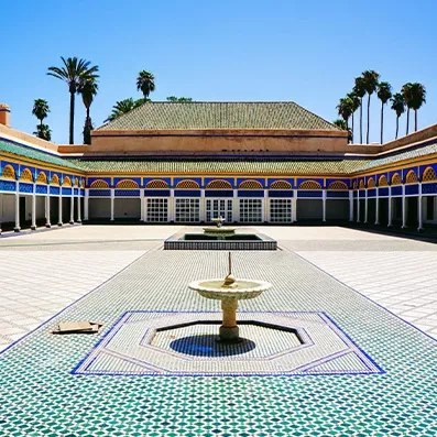 Palais de la Bahia à Marrakech, patio décoré de zelliges, boiseries sculptées et architecture arabo-andalouse raffinée.