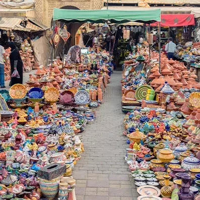 Place El Hedim dans la médina de Meknès, animation locale, cafés et vue sur les remparts historiques