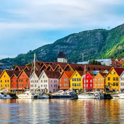maisons colorées au bord de l'eau