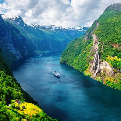 bateau sur un fjord
