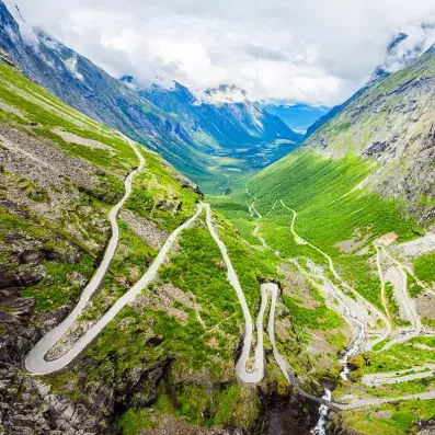 route à forts virages dans la montagne