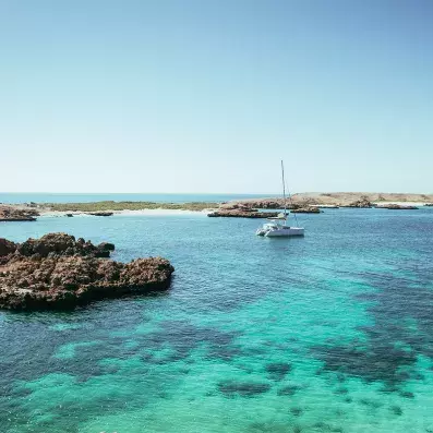 bateau sur mer turquoise