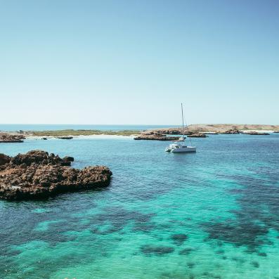 bateau sur mer turquoise