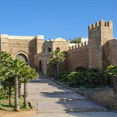 Kasbah des Oudayas à Rabat, forteresse surplombant l’Atlantique, ruelles blanches et bleues au charme andalou.