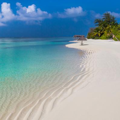 belle plage de sable blanc