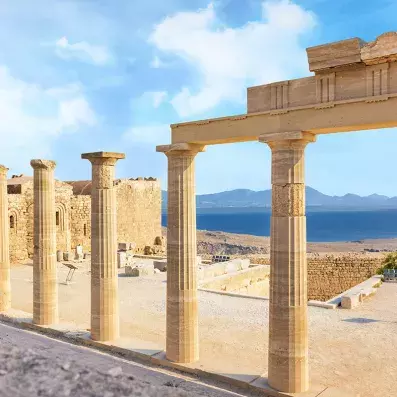 Acropole de Rhodes surplombant la mer Égée, vestiges antiques offrant une vue panoramique sur la côte et les paysages grecs
