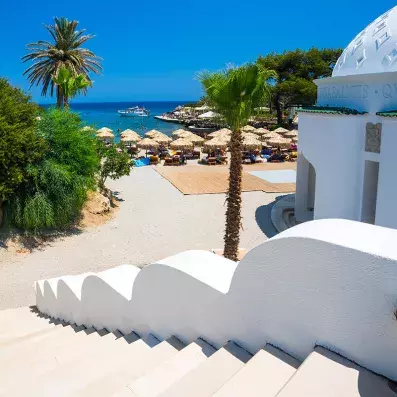 Plage de Kallithea à Rhodes, eaux turquoise, rochers et bains thermaux historiques dans un décor naturel préservé